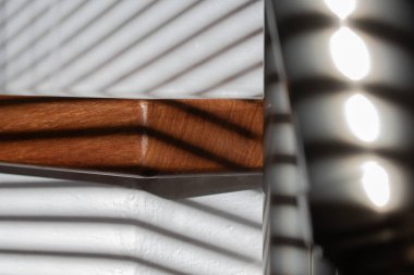 Tahta basamaklar güneşle yıkanmış perdelerin arasından. Yüksek kalite fotoğraf