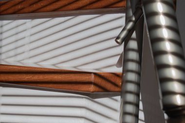 Güneşle öpülmüş, gölgeli tahta merdivenler. Yüksek kalite fotoğraf