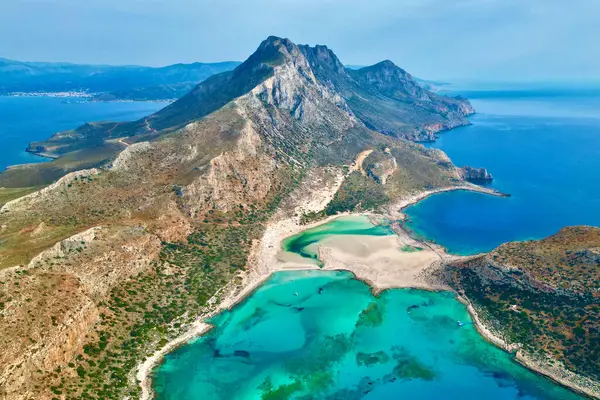 Girit 'teki güzel Balos Körfezi: üç denizin birleştiği ve yürüyüşün cennetle buluştuğu yer. Yüksek kalite fotoğraf