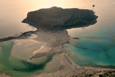 Balos Körfezi 'nde altın saat ve Girit, Chania yakınlarındaki küçük ada. Yüksek kalite fotoğraf