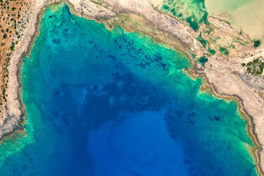 Girit 'in batı yakasında canlı sular ve engebeli sahil kayaları. Yüksek kalite fotoğraf