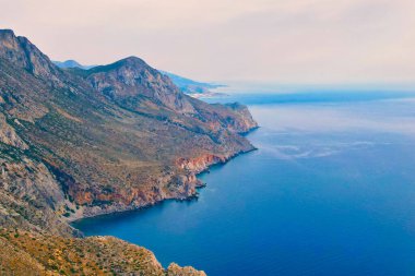 Girit kayalıkları ve sonsuz mavi deniz. Yüksek kalite fotoğraf