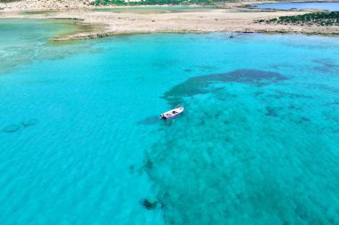 Balos 'un turkuaz sularında sürüklenen boş bir tekne. Yüksek kalite fotoğraf