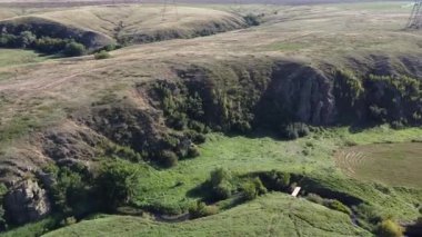 Mariupol, Donetsk bölgesi yakınlarındaki tarlalar arasında dar bir dere manzarası. Yüksek kaliteli FullHD görüntüler