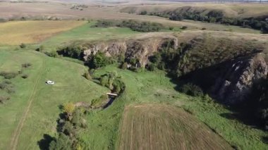 Ukrayna 'nın Donetsk bölgesindeki Mariupol yakınlarındaki tarlalardan akan nehir. Yüksek kaliteli FullHD görüntüler