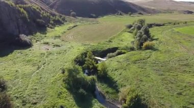 Mariupol, Donetsk bölgesi yakınlarındaki tarlalar arasındaki küçük bir nehir boyunca insansız hava aracı görüntüleri. Yüksek kaliteli FullHD görüntüler