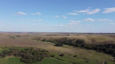 Donetsk bölgesi, Ukrayna. Azov bozkırlarındaki Mariupol bölgesinin peyzaj temizliği. Yüksek kaliteli FullHD görüntüler