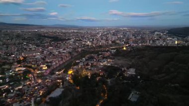 Tiflis, Georgia. 10 Ekim 2022. Şehrin akşam insansız hava aracı görüntüleri. Yüksek kalite 4k görüntü