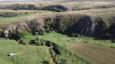 Ukrayna 'nın Donetsk bölgesindeki Mariupol yakınlarındaki tarlalardan akan nehir. Yüksek kaliteli FullHD görüntüler