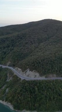 Gürcistan 'daki Serpentine Yolu ve Manzaralı Göl İnsansız Hava Aracı. Yüksek kalite 4k görüntü