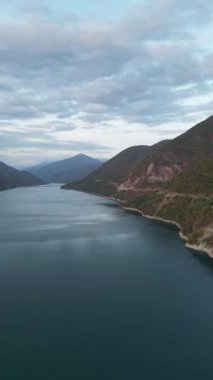 Zhinvali Gölü ve Dağları 'nın çarpıcı Drone görüntüsü. Yüksek kalite 4k görüntü