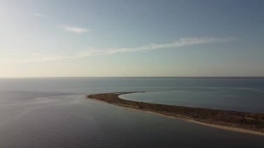 Donetsk Bölgesi, Ukrayna - Mariupol yakınlarında insansız hava aracı görüntüsü. Bilosarayska Spit. Yüksek kaliteli FullHD görüntüler