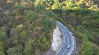 Georgia 'da Sunny Autumn Day' de Manzaralı Dağ Yolu. Drone Görüntüsü. Yüksek kalite 4k görüntü