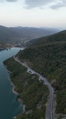 Gürcistan 'daki Serpentine Yolu ve Manzaralı Göl İnsansız Hava Aracı. Yüksek kalite 4k görüntü