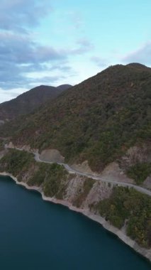 Gürcistan 'da Zhinvali Barajı' nın yanındaki virajlı dağ yolunda. Yüksek kalite 4k görüntü