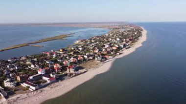 Donetsk Bölgesi, Ukrayna - Mariupol yakınlarında insansız hava aracı görüntüsü. Bilosarayska Spit. Yüksek kaliteli FullHD görüntüler