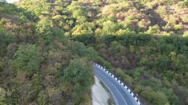 Georgian Highlands 'daki Renkli Sonbahar Manzarası' nın insansız hava aracı videosu. Yüksek kalite 4k görüntü