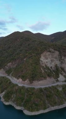 Doğa tarafından çevrili Zhinvali Barajı yakınlarındaki Hava Yolu. Yüksek kalite 4k görüntü