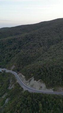 Doğa tarafından çevrili Zhinvali Barajı yakınlarındaki Hava Yolu. Yüksek kalite 4k görüntü