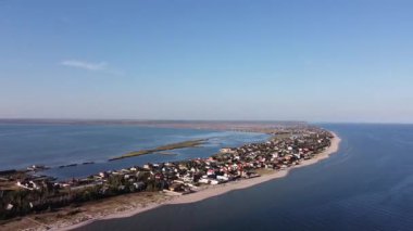 Mariupol, Donetsk bölgesi yakınlarındaki Ukrayna 'daki Bilosarayska Tükürük Köyü ve Deniz Kıyısı' nın havadan görüntüsü. Yüksek kaliteli FullHD görüntüler