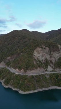 Gürcistan 'da Zhinvali Barajı' nın yanındaki virajlı dağ yolunda. Yüksek kalite 4k görüntü