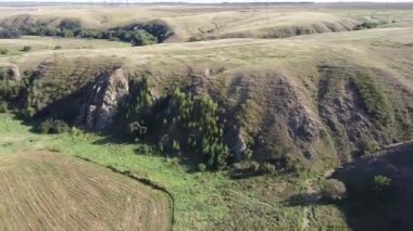 Donetsk bölgesi, Ukrayna. Azov bozkırlarındaki Mariupol bölgesinin peyzaj temizliği. Yüksek kaliteli FullHD görüntüler