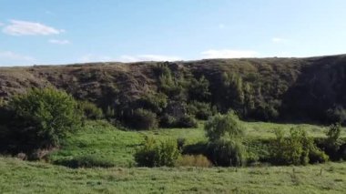 Mariupol, Donetsk bölgesi yakınlarındaki tarlalar arasında dar bir dere manzarası. Yüksek kaliteli FullHD görüntüler