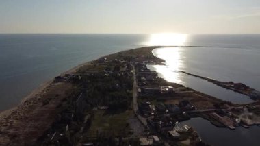 Mariupol, Donetsk bölgesi yakınlarındaki Ukrayna 'daki Bilosarayska Tükürük Köyü ve Deniz Kıyısı' nın havadan görüntüsü. Yüksek kaliteli FullHD görüntüler
