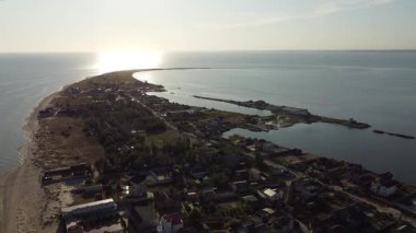 Mariupol, Donetsk bölgesi yakınlarındaki Ukrayna 'daki Bilosarayska Tükürük Köyü ve Deniz Kıyısı' nın havadan görüntüsü. Yüksek kaliteli FullHD görüntüler