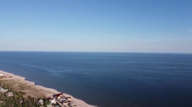 Donetsk Bölgesi, Ukrayna - Mariupol yakınlarında insansız hava aracı görüntüsü. Bilosarayska Spit. Yüksek kaliteli FullHD görüntüler