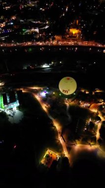 Tiflis, Georgia. 10 Ekim 2022. Şehrin sokak ışıklarında parladığı gece drone görüntüleri. Yüksek kalite 4k görüntü