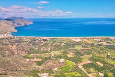 Georgioupoli yakınlarındaki Girit 'teki en uzun sahil ve zeytin tarlalarının insansız hava aracı görüntüsü. Yüksek kalite fotoğraf