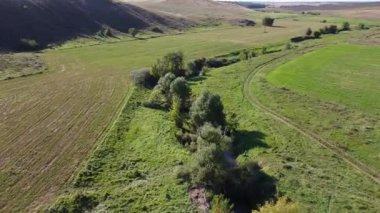 Mariupol, Donetsk bölgesi yakınlarındaki tarlalar arasındaki küçük bir nehir boyunca insansız hava aracı görüntüleri. Yüksek kaliteli FullHD görüntüler