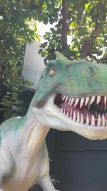 Gournes, Heraklion, Girit, Yunanistan. 2 Haziran 2024. Dinozorlar parkı. Dinozor parkında hareket eden bir dinozorun videosu. Yüksek kalite 4k görüntü