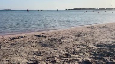 Girit 'teki Elafonissi Sahili' nde pembe kum ve temiz su ile gerçeklik beklentilere karşı. Yüksek kalite 4k görüntü