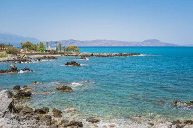 Girit 'te yüksek palmiye ağaçları ve deniz manzaralı Akdeniz kıyı evi. Yüksek kalite fotoğraf