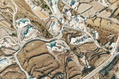 Drone 'dan, volkanik manzaradan ve derin mavi denizden Santorini arazisinin hava görüntüsü. Yüksek kalite fotoğraf