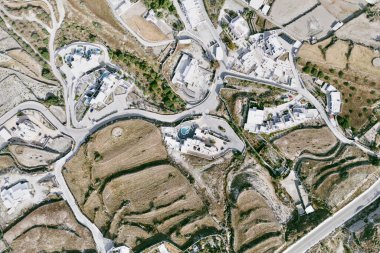 Drone 'dan, volkanik manzaradan ve derin mavi denizden Santorini arazisinin hava görüntüsü. Yüksek kalite fotoğraf