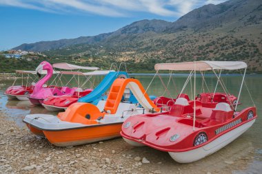 Katamarlılar Girit 'teki Kournas Gölü kıyısında turist bekliyorlar. Yüksek kalite fotoğraf