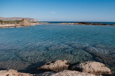 Elafonissi Sahili 'ndeki Rocky Sea Girişi' nde Berrak Turkuaz Suyu Girit 'in Doğal Sahil Dokusuyla. Yüksek kalite fotoğraf