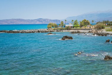 Akdeniz kıyısındaki rüya evi yüksek palmiye ağaçları ile çevrili. Yüksek kalite fotoğraf