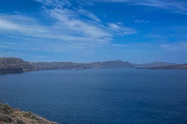Sonsuz mavi deniz ve Santorini yakınlarındaki adaların manzarası. Yüksek kalite fotoğraf