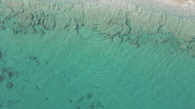 Doğal deniz geçmişi. Deniz dibinin hava aracı görüntüsü. Turkuaz berrak su. Yüksek kalite fotoğraf