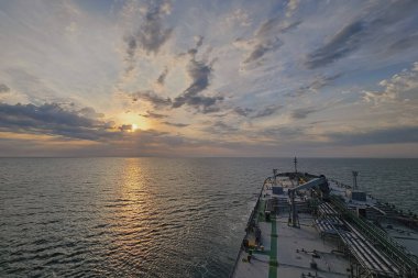 Kargo gemisi gün batımında, köprü manzarası, deniz ticareti. Yüksek kalite fotoğraf