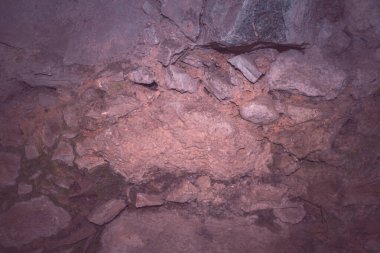 Farklı boyutlarda taşları olan olağandışı bir taş ustası. Doğal dokulu arka plan. Yüksek kalite fotoğraf