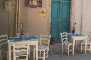 Rethymno, Yunanistan. 13 Temmuz 2025. Girit 'teki eski kasabanın rahat sokakları. Güneşten uzak gölgeli açık hava kafeleri. Yüksek kalite fotoğraf