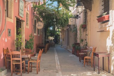 Rethymno, Yunanistan. 13 Temmuz 2025. Girit 'teki eski kasabanın rahat sokakları. Güneşten uzak gölgeli açık hava kafeleri. Yüksek kalite fotoğraf