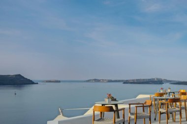 Santorini adasındaki bir Yunan restoranının terasından deniz manzarası. Yüksek kalite fotoğraf