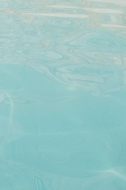Soyut doğal arka plan, desenleri ve yansımaları olan bir havuzda mavi su. Yüksek kalite fotoğraf