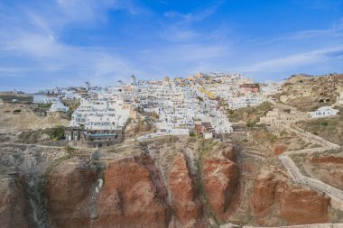 Santorini ve Oia 'daki uçurumların kenarlarında beyaz evler olan insansız hava aracı manzarası. Yüksek kalite fotoğraf